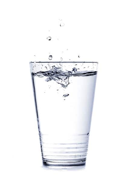 Podcast Les Petits Bonheurs de Vida Sana illustré par un verre d'eau