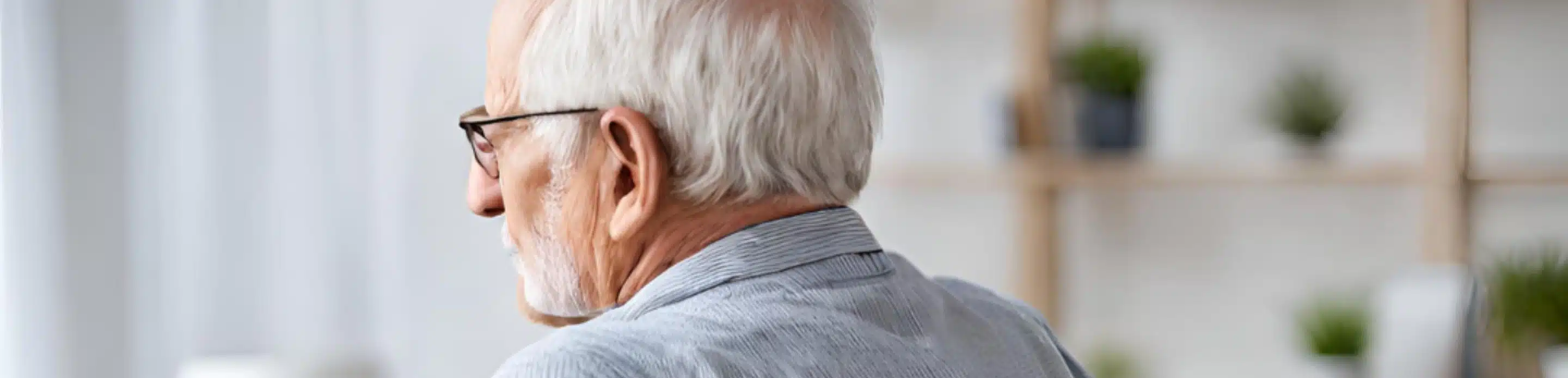 homme retraité ayant mal au dos